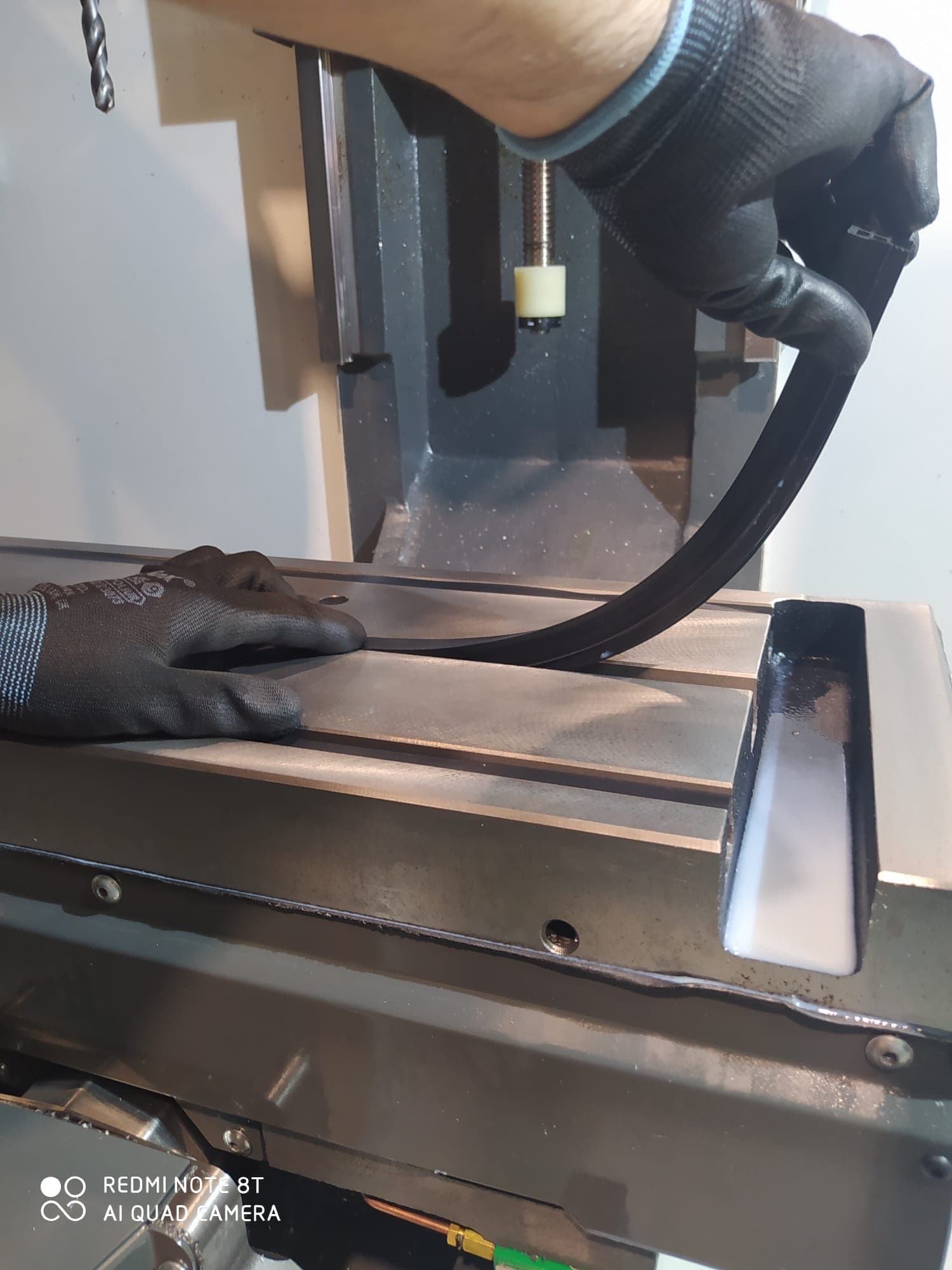 CUBRESLOT instalado en ranura en T de máquina CNC